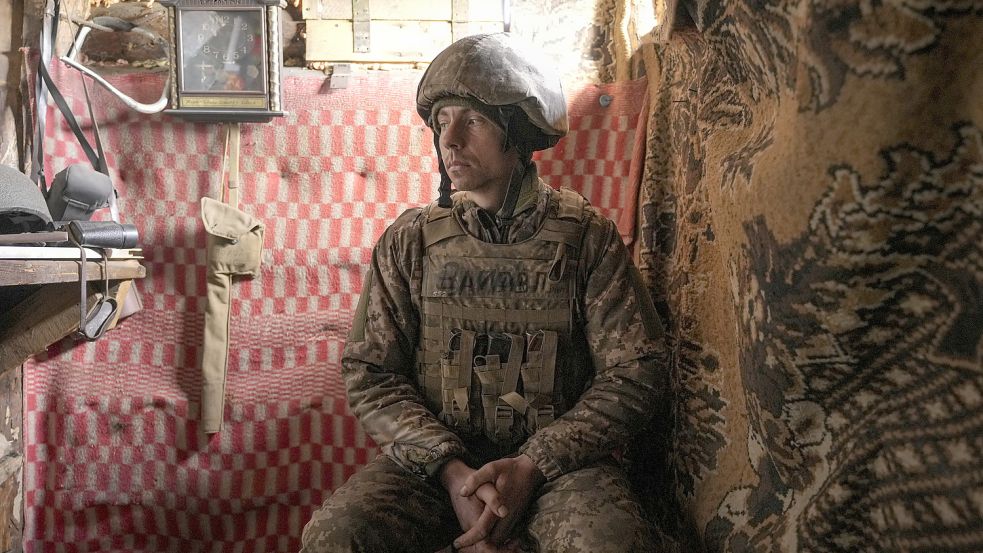 Warten auf das, was kommt: Ein ukrainischer Soldat sitzt an einem Beobachtungsposten in der Nähe des Grenzdorfes Krymske in der Region Luhansk im Osten der Ukraine. Foto: Picture Alliance/AP/DPA
