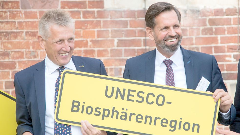 Der Leiter der Nationalparkverwaltung, Peter Südbeck (links), und Umweltminister Olaf Lies (SPD) im Jahr 2021: Fünf Städte und fünf Gemeinden entlang der Küste wurden damals Teil einer neuen Entwicklungszone des Unesco-Biosphärenreservats Niedersächsisches Wattenmeer. Nun überlegt auch die Krummhörn, hier Mitglied zu werden. Foto: Lennart Stock/dpa