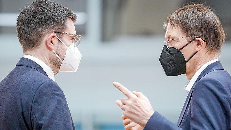 Gesundheitsminister Karl Lauterbach (SPD) und Justizminister Marco Buschmann (l, FDP) bei einer Sitzung des Bundeskabinetts im Bundeskanzleramt. Foto: Kay Nietfeld/dpa-Pool/dpa