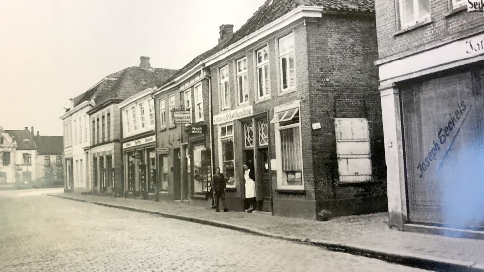 In einem der leerstehenden Geschäfte in der Osterstraße sind im Schaufenster historische Fotografien zu sehen. Das Foto zeigt den hinteren Teil der Osterstraße. Das Bild stammt aus der Sammlung Maaß. Foto: Sammlung Maass