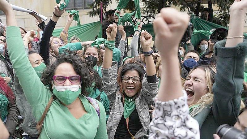 Frauenrechtlerinnen in Bogota feiern die Entkriminalisierung von Abtreibungen durch das kolumbianische Verfassungsgericht. Damit sind alle Beschränkungen für den Eingriff bis zur 24. Schwangerschaftswoche aufgehoben. Foto: Fernando Vergara/AP/dpa