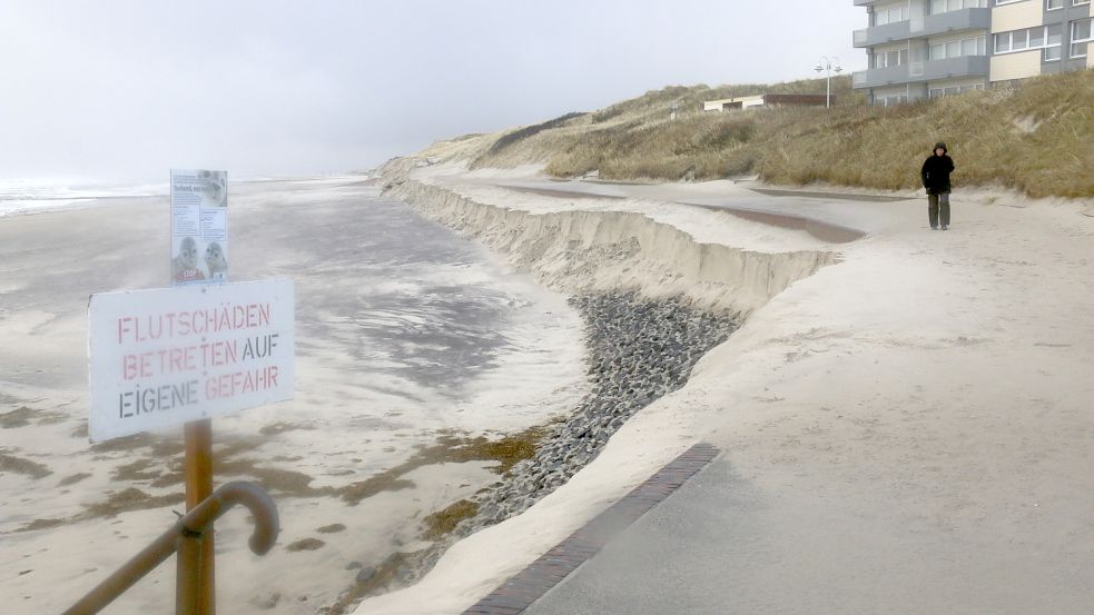 Alles weg: Die Nordseeinsel Wangerooge hat im Sturm etwa 90 Prozent ihres Badestrandes eingebüßt. Foto: dpa/Peter Kuchenbuch-Hanken