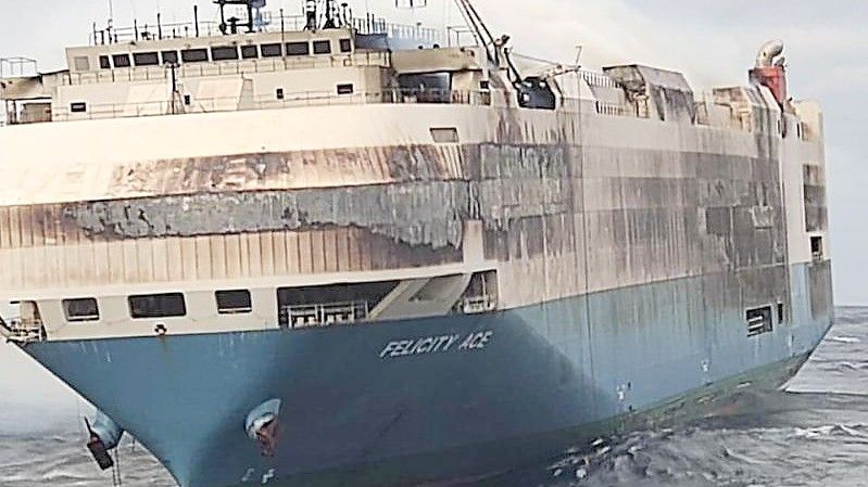 Der brennende Frachter „Felicity Ace“ treibt weiter führerlos südlich der Azoren auf dem Meer. Foto: ---/Marinha Portugal/dpa