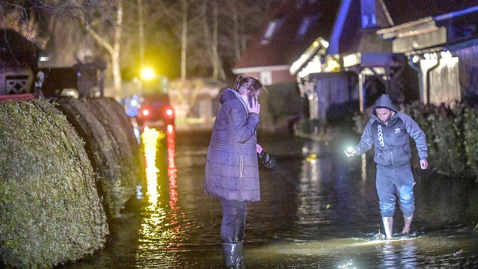 Grundstücke waren am Montagabend in Bedekaspel unter den Wassermassen teilweise kaum noch zu erkennen. Foto: Ortgies