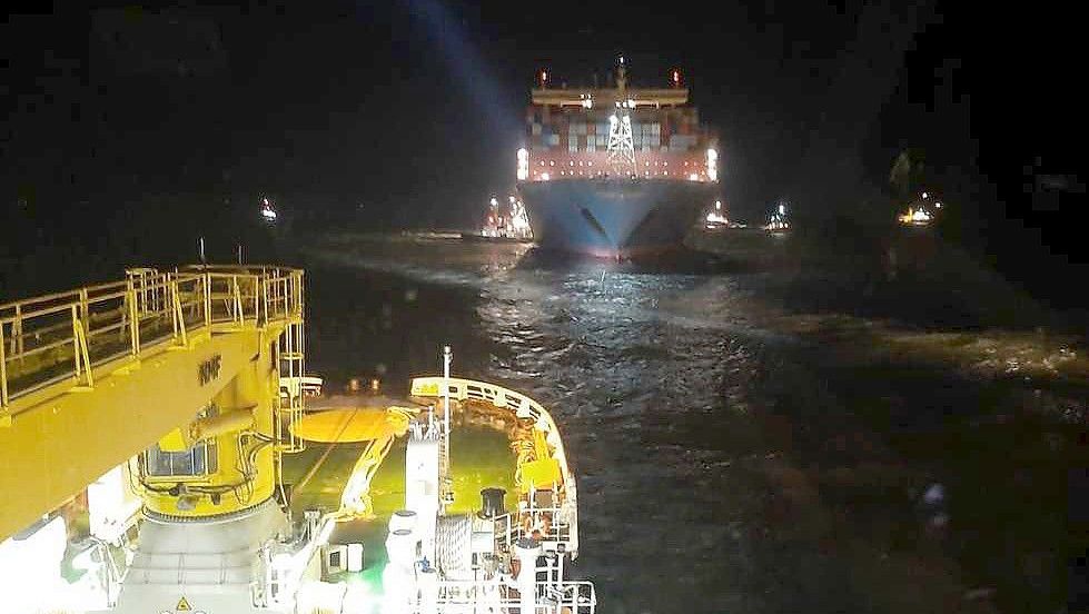In der Nacht wurde der havarierte Frachter wieder freigeschleppt. Foto: Havariekommando