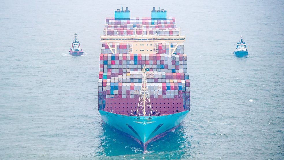 Die „Mumbai Maersk“ war von Rotterdam unterwegs nach Bremerhaven – in diesem Bild aber schon auf Grund. Foto: Schuldt/DPA