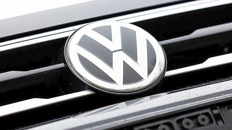 Trotz des wachsenden Bedarfs an IT- und Batterie-Spezialisten will VW internen Mitarbeitern bei der Besetzung neuer Stellen den Vorrang einräumen. Foto: Moritz Frankenberg/dpa