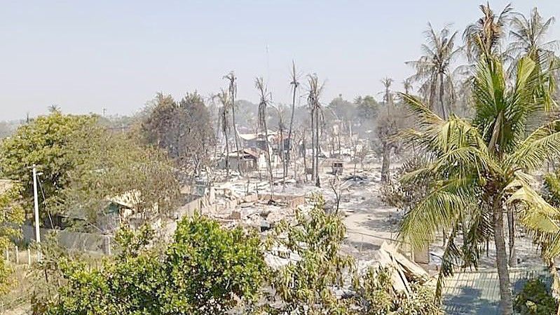 Mwe Tone war eines von zwei Dörfern, die nach Angaben von myanmarischen Nachrichtenagenturen Ende Januar von Soldaten niedergebrannt wurden. Sie glauben, dass die Soldaten nach Mitgliedern einer bewaffneten Miliz suchten, die sich gegen die Militärregierung stellt. Foto: --/AP/dpa