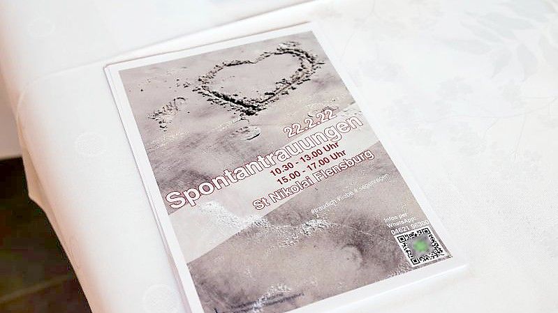 Segen to go: Ein Flyer, der Spontantrauungen ankündigt, auf einem Tisch in der Flensburger St. Nikolai-Kirche. Foto: Frank Molter/dpa