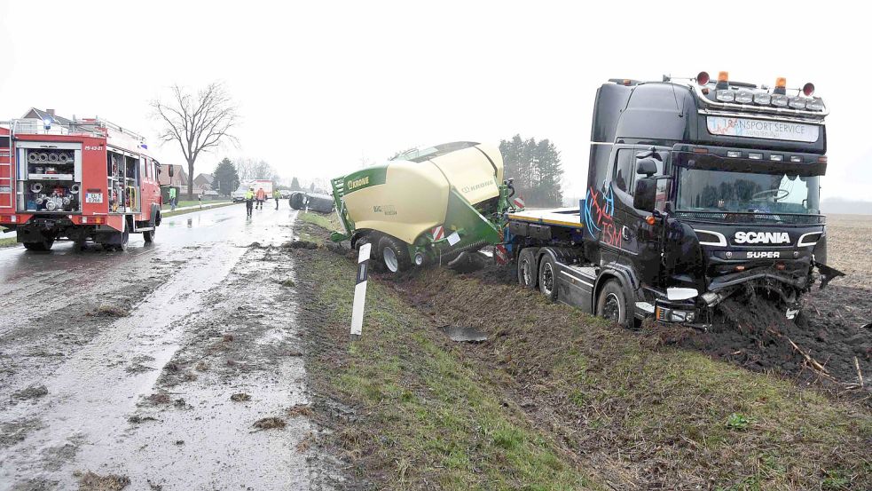 Der Lastwagen mit Auflieger kam von der Fahrbahn ab und blieb auf einem Feld stehen. Foto: Bojer