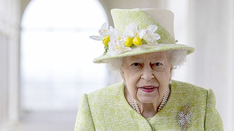 Queen Elizabeth verspürt weiterhin leichte erkältungsähnliche Symptome. Foto: Steve Reigate/Daily Express/PA Wire/dpa