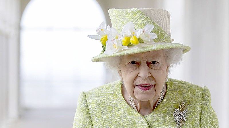 Queen Elizabeth verspürt weiterhin leichte erkältungsähnliche Symptome. Foto: Steve Reigate/Daily Express/PA Wire/dpa