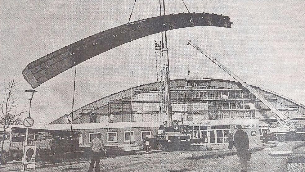 1989 wurde das Dach der Nordseehalle aufwendig repariert. Zuvor hatte es durch Brandstiftung großen Schaden genommen. Fotos: Archiv