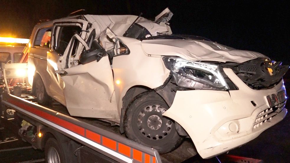 Knapp 20 Kilometer vor Münster wurde das Taxi von einem umfallenden Baum getroffen. Foto: TV7News/dpa