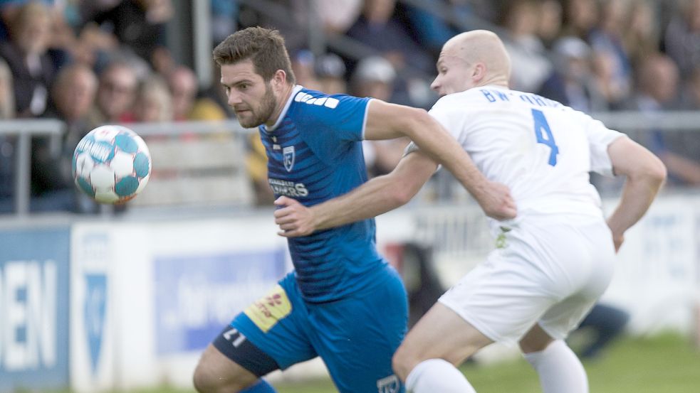 Kickers Emden (links Tido Steffens) und BW Lohne (rechts) sind zwei von vier Vereinen, die definitiv eine Regionalliga-Lizenz beantragen werden. Foto: Doden