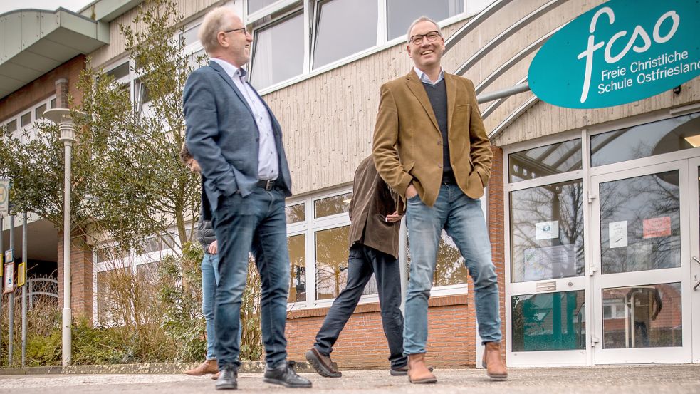Vorstandssprecher Konrad Huismann (links) und Schulleiter Christian Hunsmann sind guter Dinge, dass es mit einer Ansiedlung in Südbrookmerland klappt. Foto: Cordsen