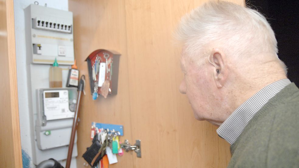 Uwe Rudolph beim Ablesen seines Stromzählers. Jetzt muss er schauen, ob er den Stand mit Hilfe seiner Enkel digital übermittelt bekommt – oder ob er der EWE einen Brief schickt. Foto: Ellinger