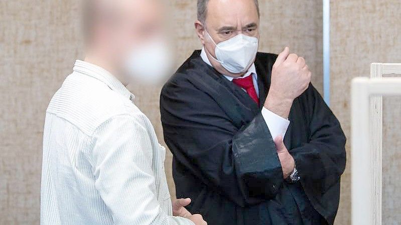 Der angeklagte Polizist (l) mit seinem Anwalt im Verhandlungssaal. Der Mann wurde zu einer Geldstrafe von 13.200 Euro verurteilt. Foto: Sven Hoppe/dpa