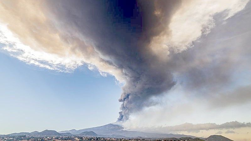 Eine gewaltige Rauchwolke steigt aus dem südöstlichen Krater des Vulkans Ätna auf. Foto: Salvatore Allegra/AP/dpa