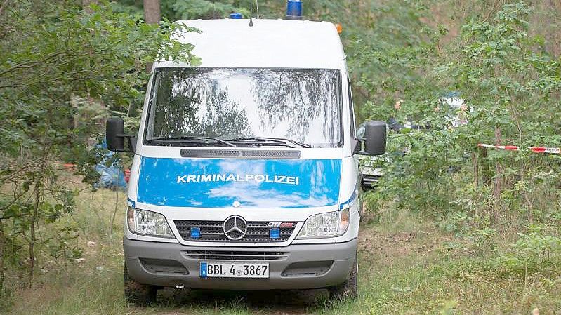 Ein Wagen der Kriminalpolizei steht im Juli 2021 in der Nähe des Tatorts in einem Wald bei Oranienburg. Foto: Dennis Lloyd Brätsch/TNN/dpa