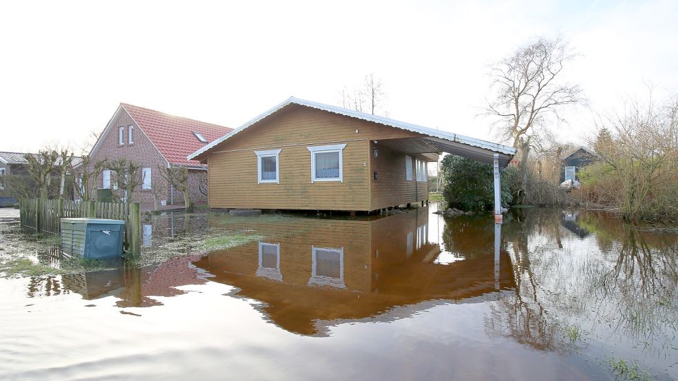 Auf diesem Grundstück stand das Wasser auch noch, nachdem es in der restlichen Ferienhaussiedlung abgeflossen war. Foto: Böning