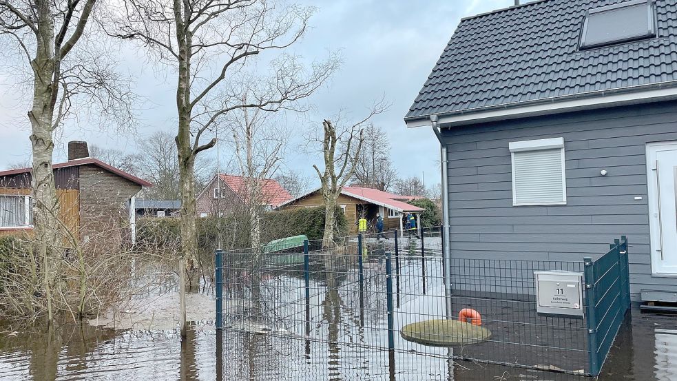 Zu diesen Häusern konnte man am Montag in Bedekaspel fast nur mit dem Boot gelangen. Foto: Boschbach