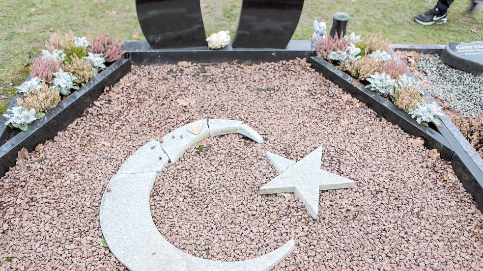 Die Straftaten gegen Muslime gehen erstmals seit drei Jahren zurück. Im Bild ein verwüstetes muslimisches Grab in Iserlohn/Sauerland Foto: Alex Talash/dpa
