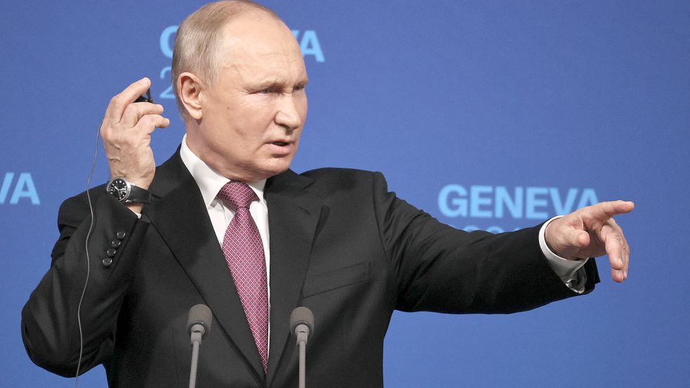 GENEVA, SWITZERLAND JUNE 16, 2021: Russia s President Vladimir Putin gestures at a news conference following a summit Foto: Sergei Bobylev via www.imago-images.de