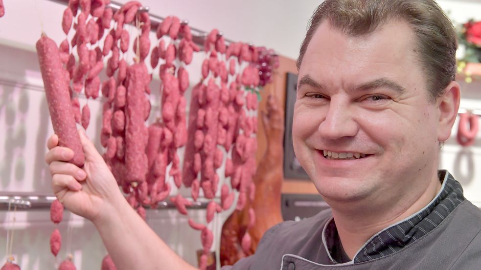 Fleischer Markus Leggedör aus Weener stellt an sein Fleisch besondere Anforderungen – und ist bereit, die Landwirte dafür fair zu bezahlen. Foto: Ortgies