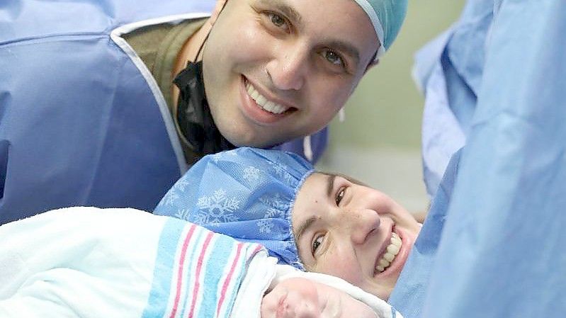 Lian und Ram Cohen nach der Geburt ihres zweiten Kindes – eines Sohnes - am 22.02.2022 um 14.22 Uhr. Foto: Rambam-Krankenhaus Haifa/dpa