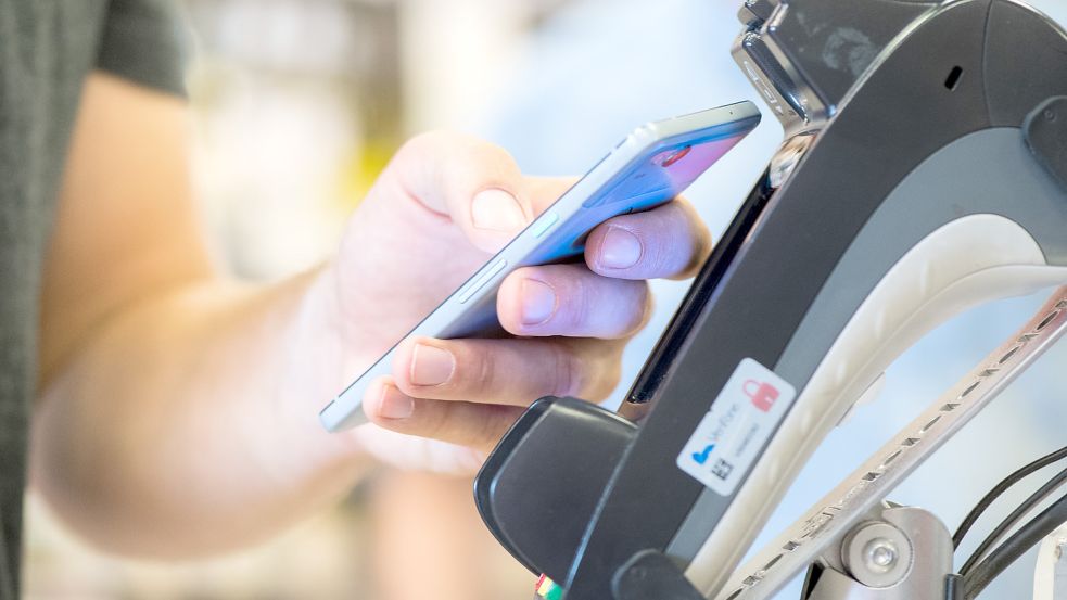 Das Handy wird für Bankgeschäfte immer wichtiger. Foto: Franziska Gabbert/dpa-tmn/dpa