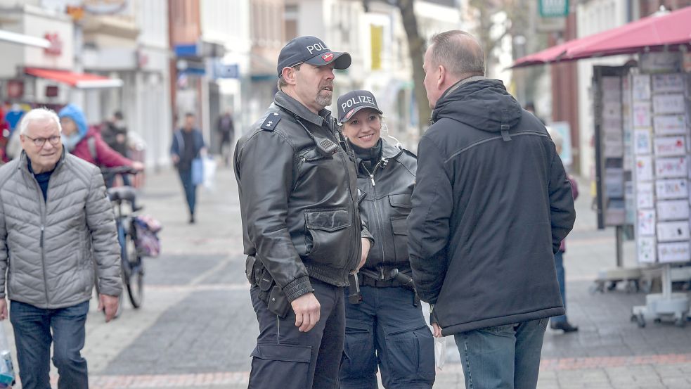 Die Kontaktbeamten M. Schmidt und Imke Roß sind in der Auricher Innenstadt unterwegs. Foto: Ortgies