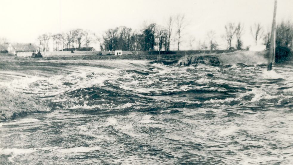 Als der Deich bei der Seeschleuse in Papenburg bricht, ergießt sich eine ungeheure Flut ins Land. Sie hinterlässt Angst und Verzweiflung, Chaos und Zerstörung. Am Ende stehen rund 3000 Hektar bei Völlen unter Wasser. Foto: Sammlung Schipper