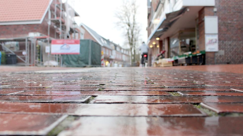 Bei diesem Wetter sieht wohl jede Fußgängerzone leer aus. Der sogenannte „Pudding“ in Wittmund soll durch Verschönerungen deutlich belebter werden. Foto: Oltmanns