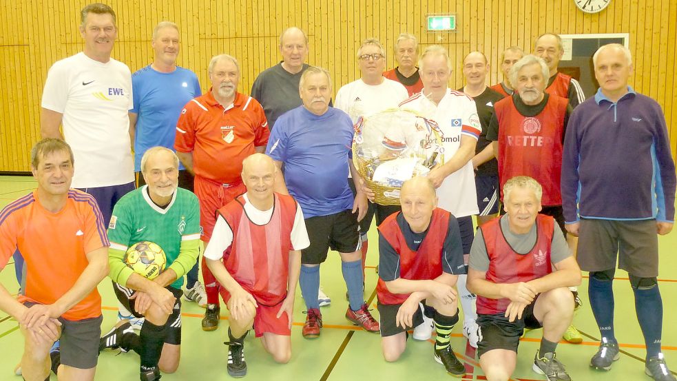 Die Ü60-Fußballer der SG Krummhörn/Hinte überreichten Alfred Popp zum 70. Geburtstag einen großen Präsentkorb. Foto: Privat