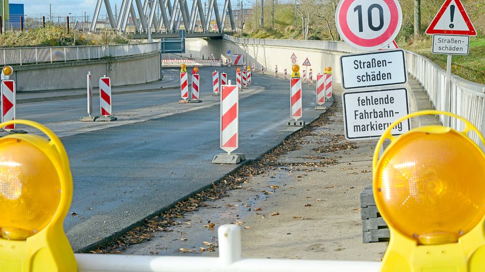 Auf der Trogstrecke, die nur vorübergehend für den Verkehr geöffnet ist, gilt eine Maximalgeschwindigkeit von 10 Stundenkilometern. Wer schneller fährt, wurde bislang geblitzt. Foto: Archiv/F. Doden