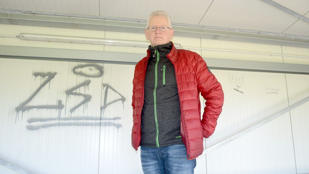 Der zweite Concordia-Vorsitzende Beene Oldigs ist verärgert über die sinnlose Aktion auf dem Sportgelände. Foto: Weers