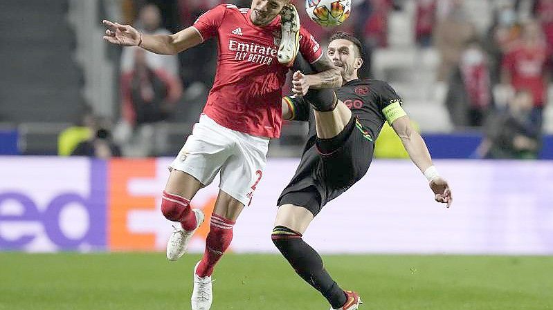 Gilberto (l) von Benfica Lissabon und Dusan Tadic von Ajax Amsterdam kämpfen um den Ball. Foto: Armando Franca/AP/dpa