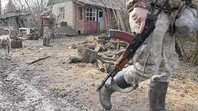 Ein ukrainischer Soldat an der Trennlinie zwischen dem von der Ukraine und dem von pro-russischen Separatisten gehaltenen Gebiet in der Nähe von Svitlodarsk in der Ostukraine. Foto: Evgeniy Maloletka/AP/dpa