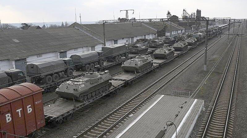 Russische gepanzerte Fahrzeuge werden auf einem Bahnhof in der Region Rostow am Don unweit der russisch-ukrainischen Grenze auf Bahnsteige verladen. Foto: Uncredited/AP/dpa