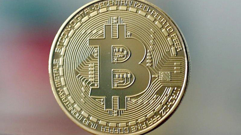 Nach dem russischen Angriff auf die Ukraine ist auch der Wert von Kryptowährungen wie Bitcoin gefallen. Foto: Ina Fassbender/dpa