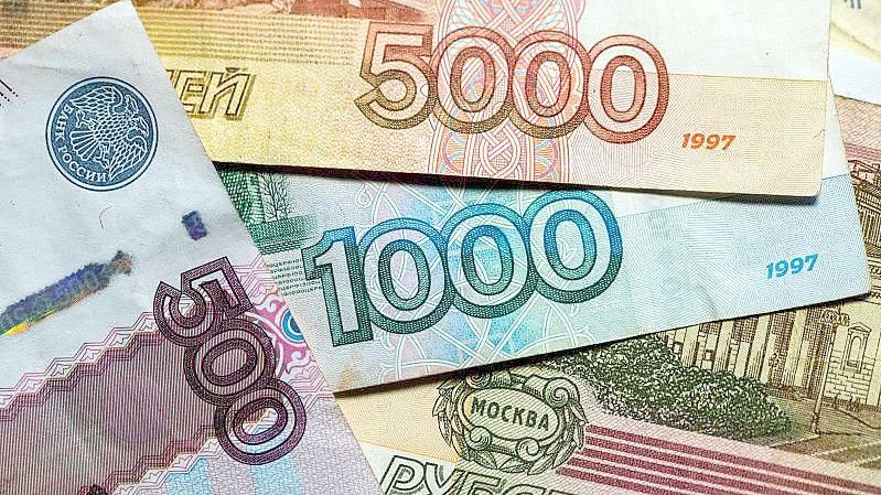 Wegen des Einmarsches Russlands in die Ukraine ist der russische Rubel auf ein Rekordtief zum US-Dollar gefallen. Foto: Jens Büttner/dpa-Zentralbild/dpa