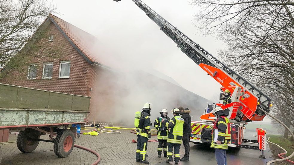 In Emden stand eine Scheune in Brand. Fotos: Thomé
