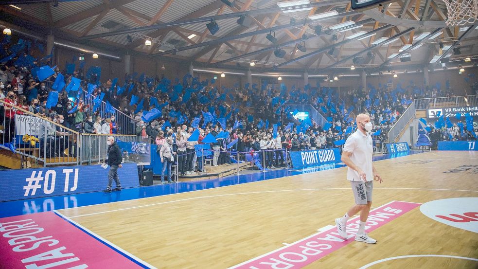 Marcus Lindner aus Norden ist seit Sommer vergangenen Jahres Teil der Bundesliga-Mannschaft der Merlins Crailsheim. Das Foto zeigt ihn im BBL-Pokalspiel im November. Das Viertelfinale gewann Crailsheim 82:79 gegen Würzburg.Foto: Marc Bauer – die Lichtbuilder