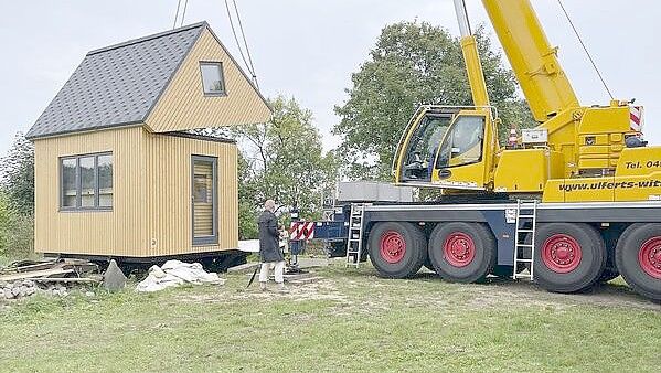 Die Häuser kommen in Quaderform und können durch ein Faltsystem innerhalb von drei Stunden in ihre eigentliche Form gebracht werden. Foto: brettehaus