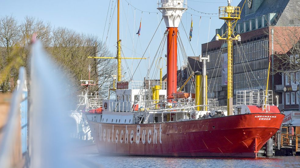 Das Emder Feuerschiff liegt vor dem alten Rathaus im Delft. Derzeit ist der Trägerverein noch bei der Innensanierung. Foto: Ortgies