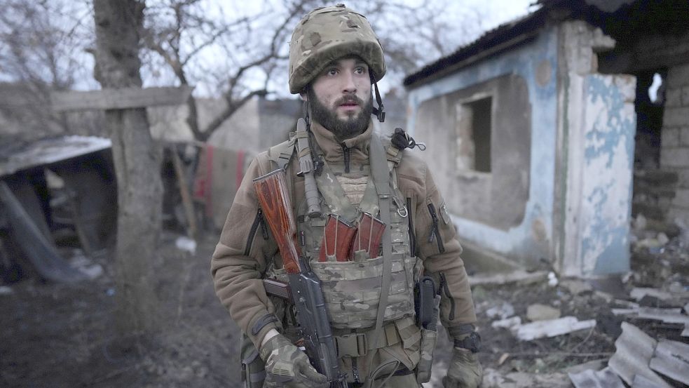Krieg in der Ukraine: Zolote: Ein ukrainischer Soldat steht in einem Hof eines zerstörten Hauses an der Trennlinie zwischen dem von der Ukraine und den Rebellen gehaltenen Gebiet in der Nähe von Zolote. Foto: Evgeniy Maloletka