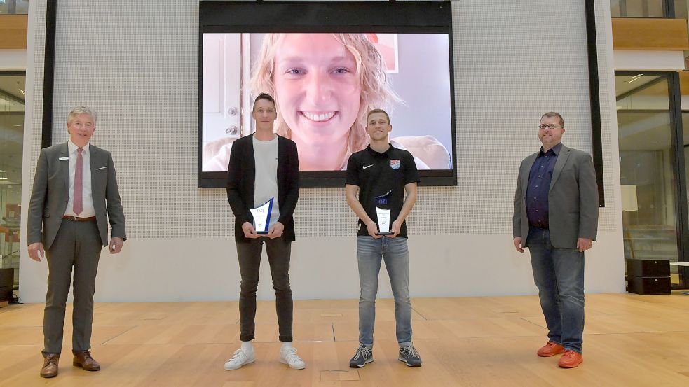 Sparkassen-Vorstand Heinz Feldmann (links) und OZ-Chefredakteur Joachim Braun (rechts) gratulieren den Gewinnern (von links) Jann Hellmers, Jana Pastorek und Jan-Henrik Koppelkamm. Foto: Ortgies