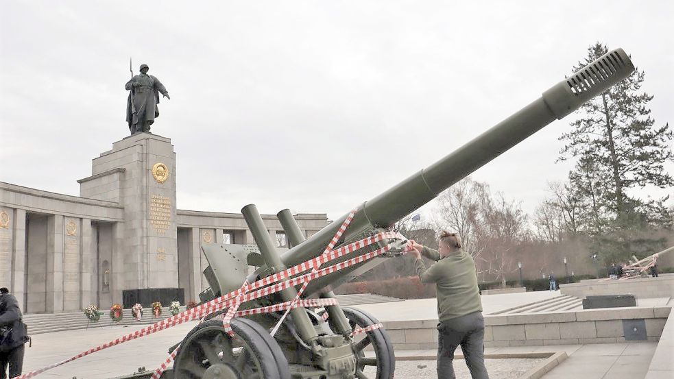 Mit einer Guerilla-Installation an der Straße des 17. Juni in Berlin hat Volker-Johannes Trieb für Aufsehen gesorgt. Der Osnabrücker Künstler will angesichts der russischen Invasion in der Ukraine eine Botschaft des Friedens setzen. Foto: Volker-Johannes Trieb