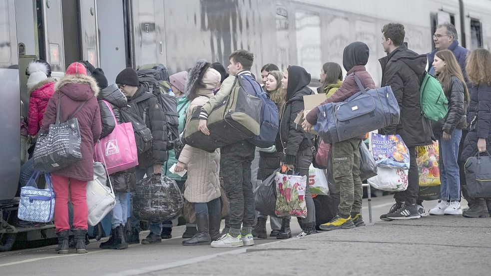 Menschen steigen auf einem Bahnsteig in Kramatorsk in der Region Donezk in der Ostukraine in einen Zug nach Kiew. Foto: Ghirda/AP/dpa